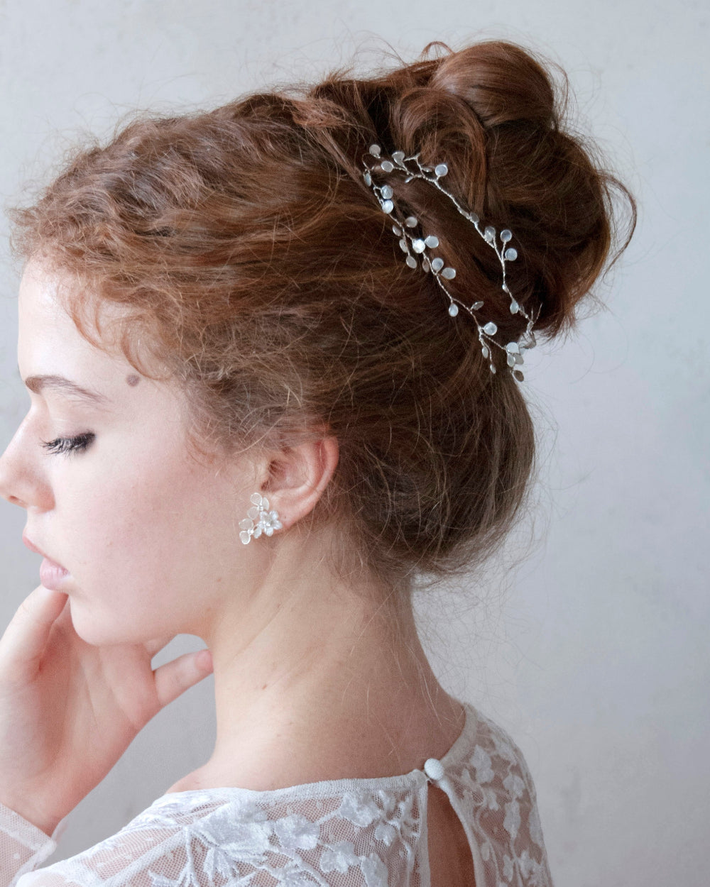 parure da sposa con collana e orecchini di fiori rosa