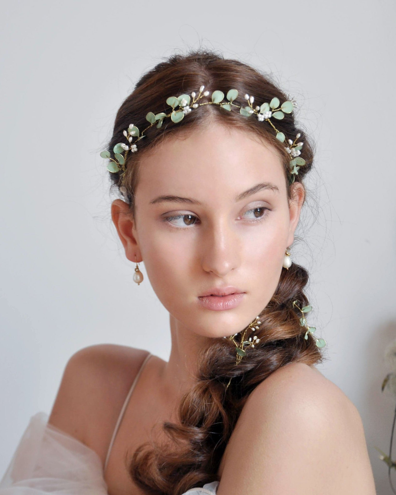 Elegante accessorio botanico con eucalipto, ideale per spose dallo stile naturale.