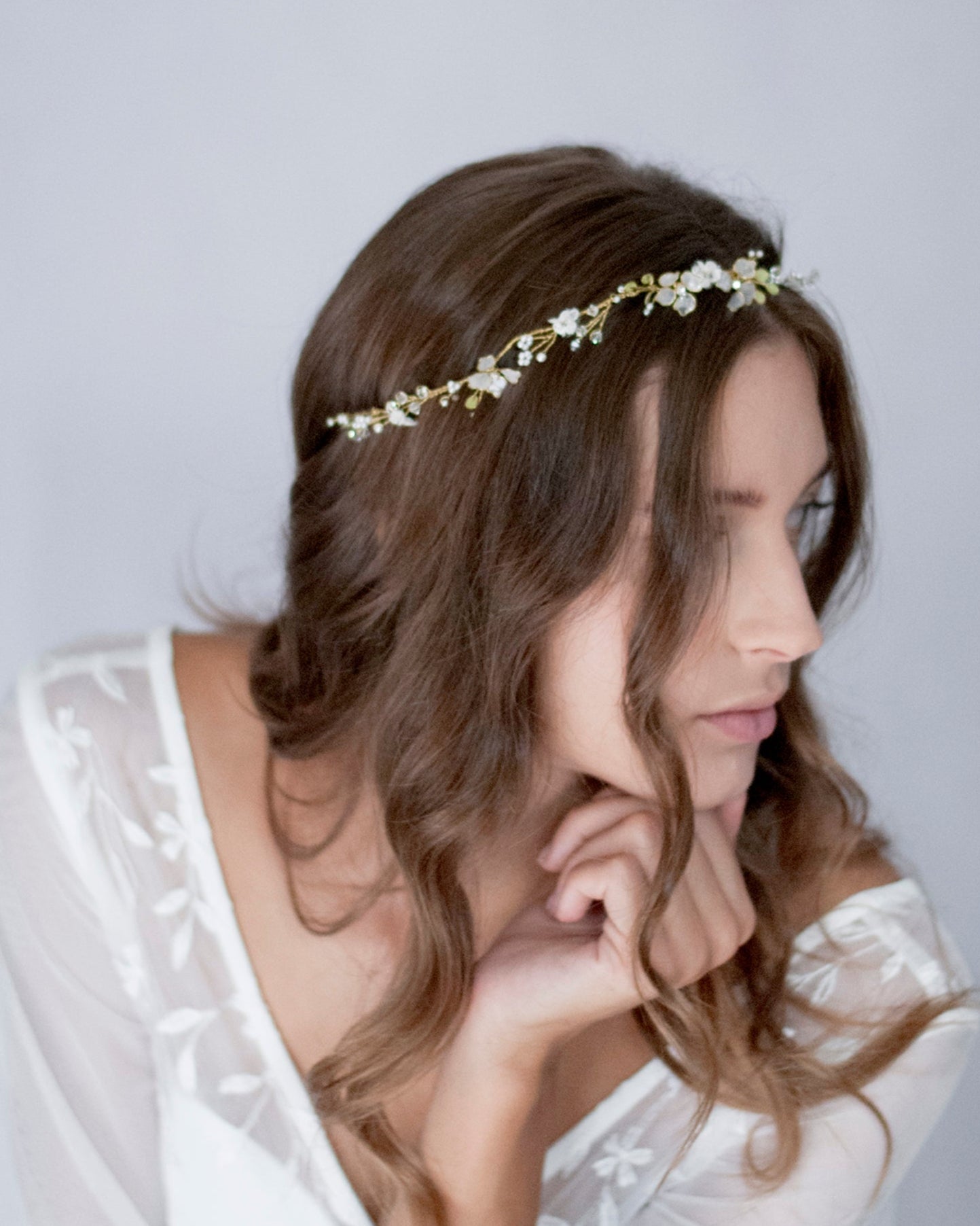 Un raffinato accessorio floreale con pizzo e foglie, perfetto per la sposa romantica.