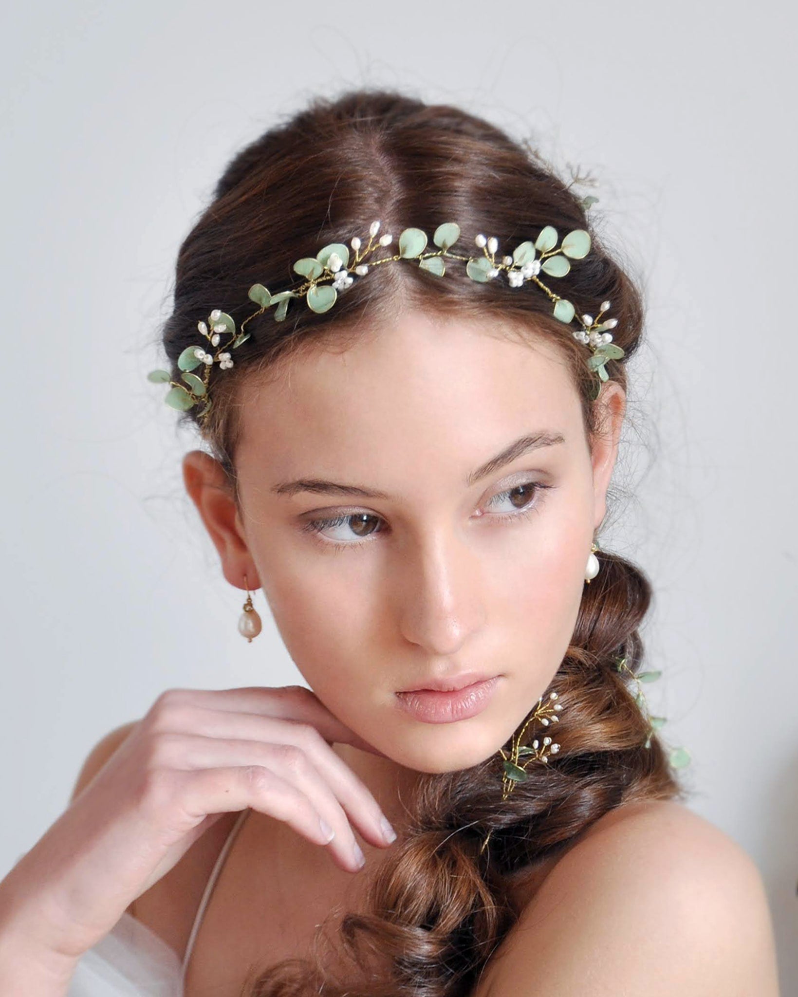 Un cerchietto ispirato alla natura con eucalipto, perfetto per un look fresco e sofisticato.