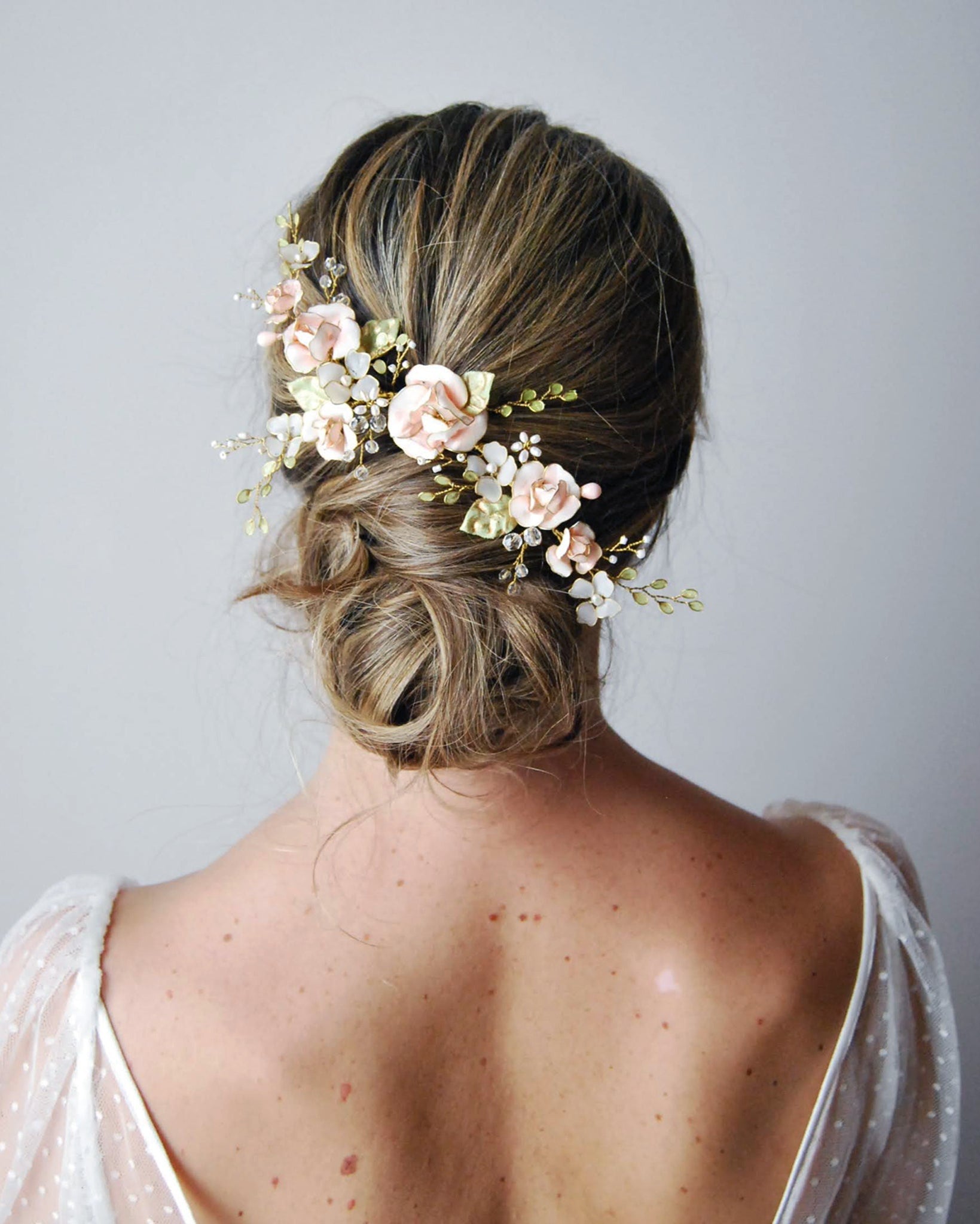 Clip romantica con rose, perfetta per dare un tocco di dolcezza all'acconciatura.