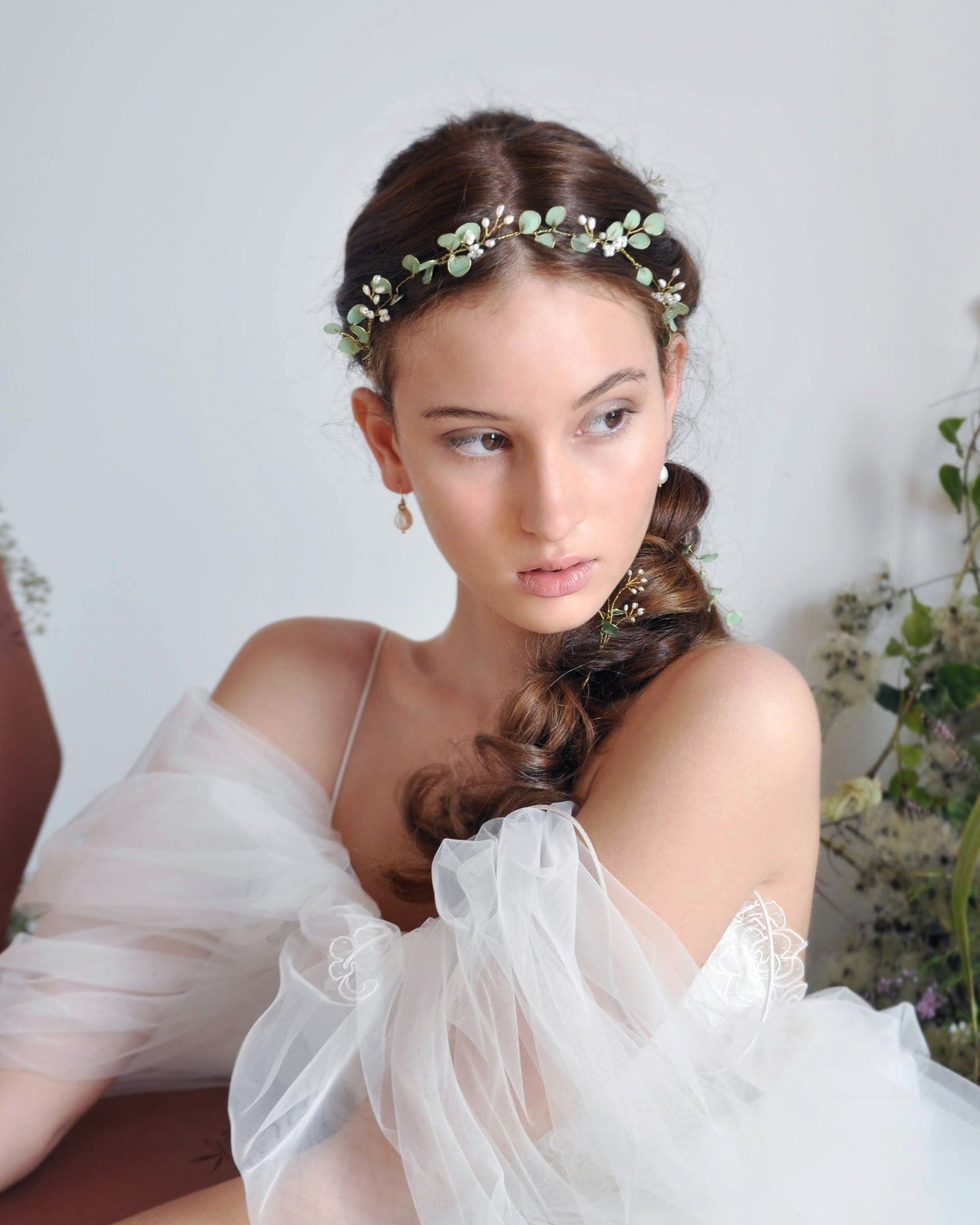 Accessorio leggero e naturale con foglie di eucalipto, ideale per spose e cerimonie all’aperto.