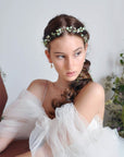 Accessorio leggero e naturale con foglie di eucalipto, ideale per spose e cerimonie all’aperto.