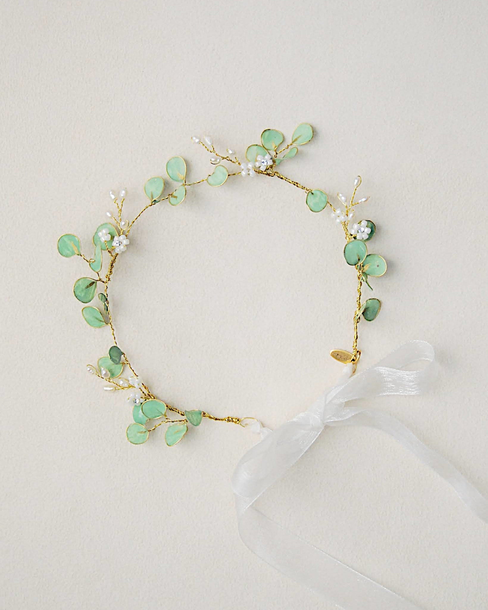 coroncina raffinata con foglie di eucalipto, perfetta per un look boho-chic.