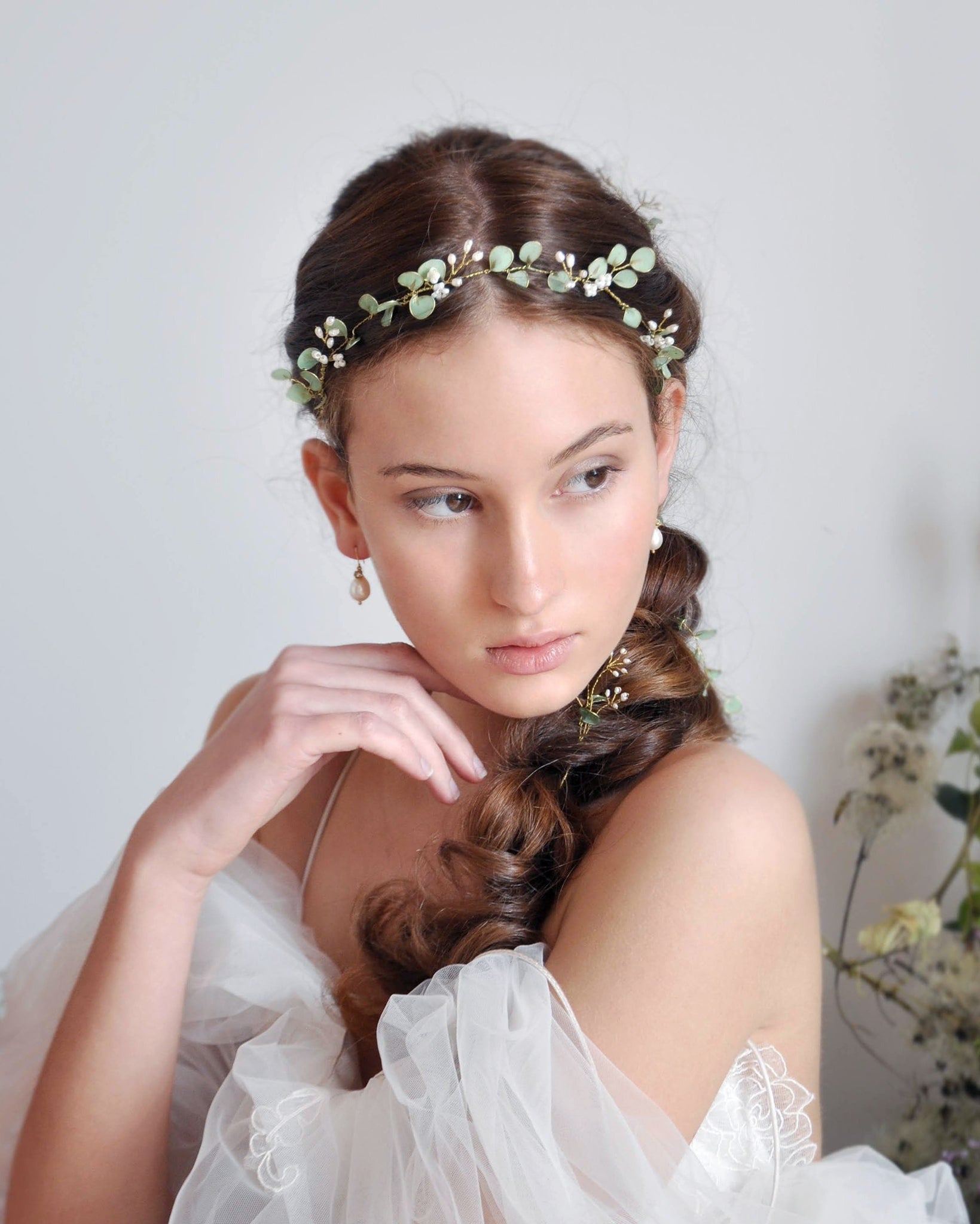 Coroncina con dettagli vegetali di eucalipto, perfetta per nozze dal tocco romantico.