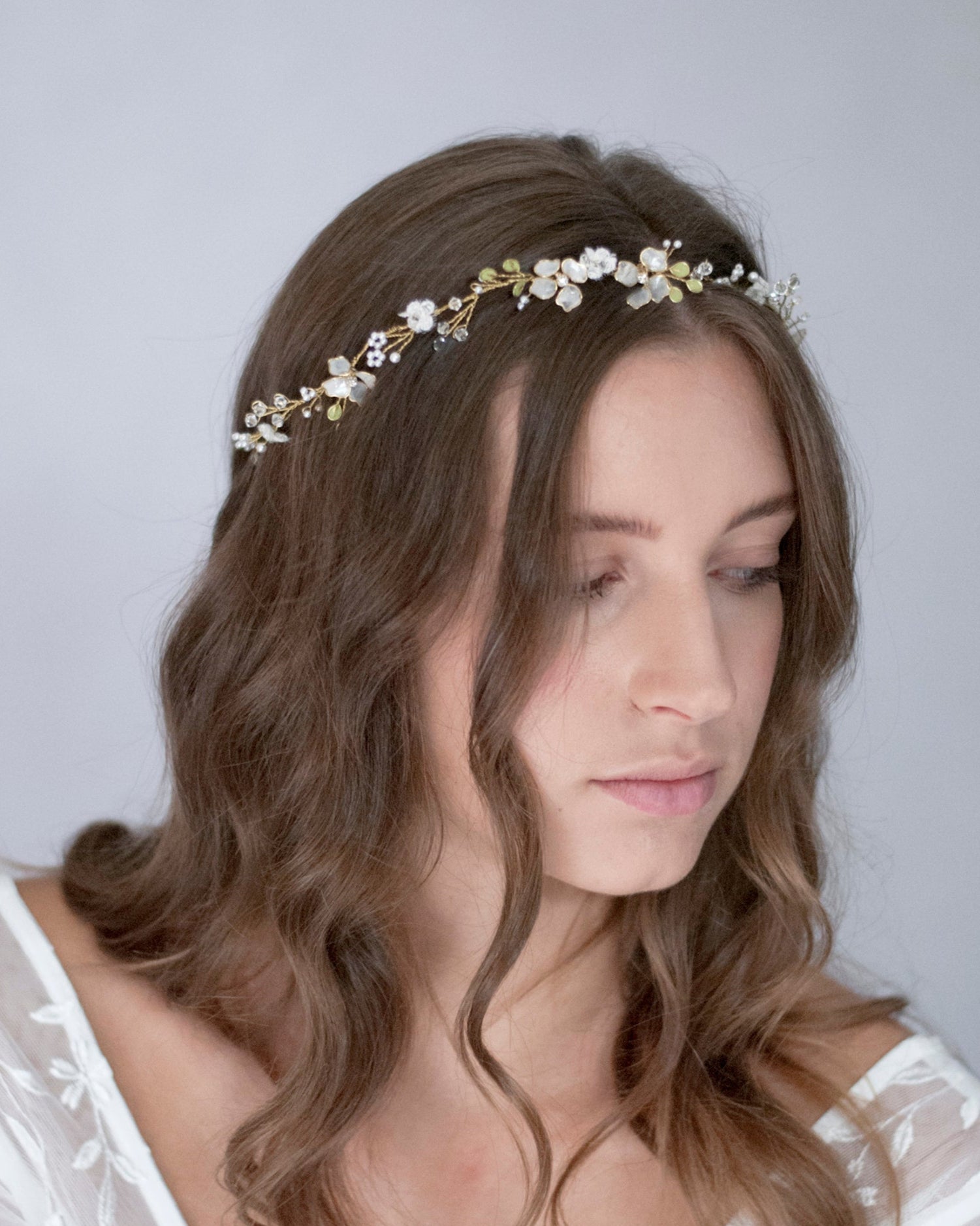 Un accessorio sofisticato con fiori di pizzo e foglie, ideale per il grande giorno.