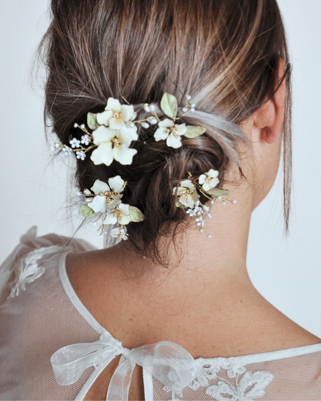 Primo piano di una forcina Fiori di Melo con dettagli floreali raffinati, ideale per un'acconciatura romantica da sposa bohemian
