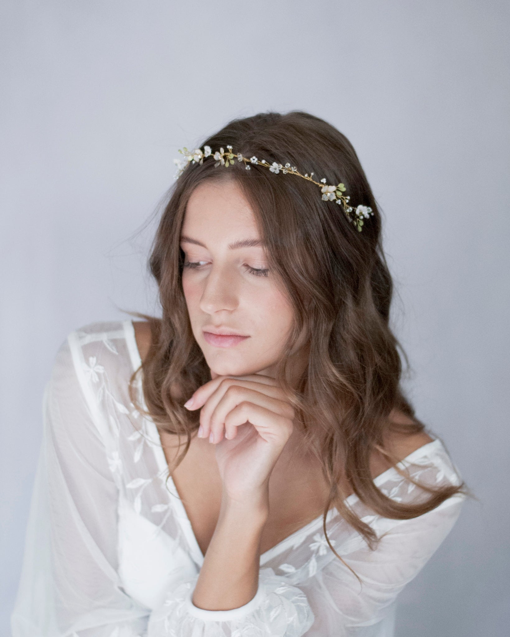 Fascia delicata con pizzo e dettagli botanici, perfetta per acconciature eleganti.