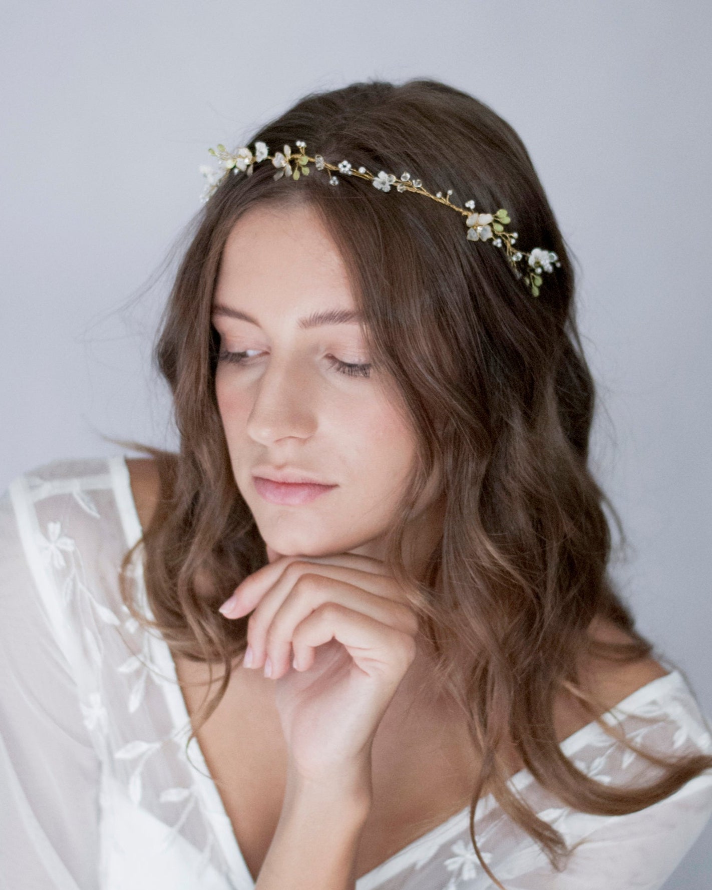 Fascia leggera con dettagli floreali in pizzo, ideale per un'acconciatura raffinata.