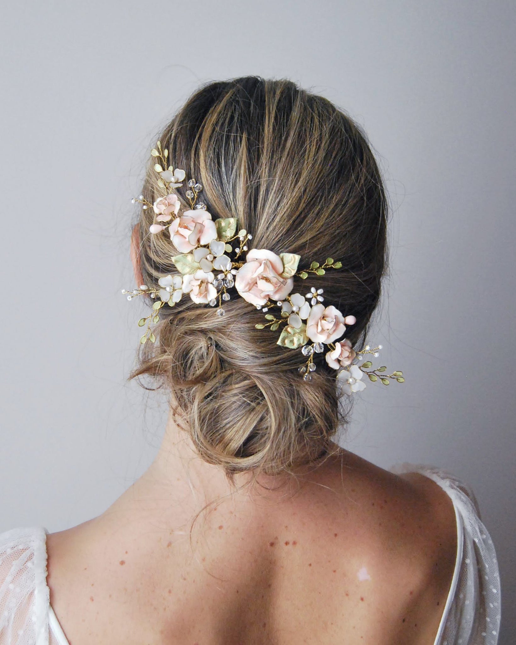 Accessorio sofisticato con rose, ideale per acconciature raffinate.