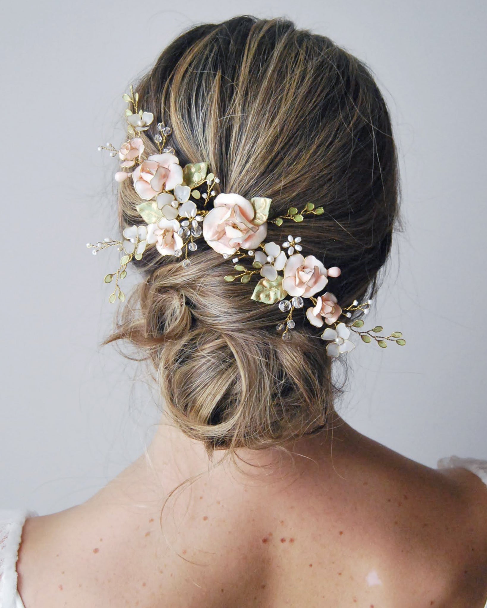 Elegante fermaglio con delicate rose, perfetto per un'acconciatura romantica.