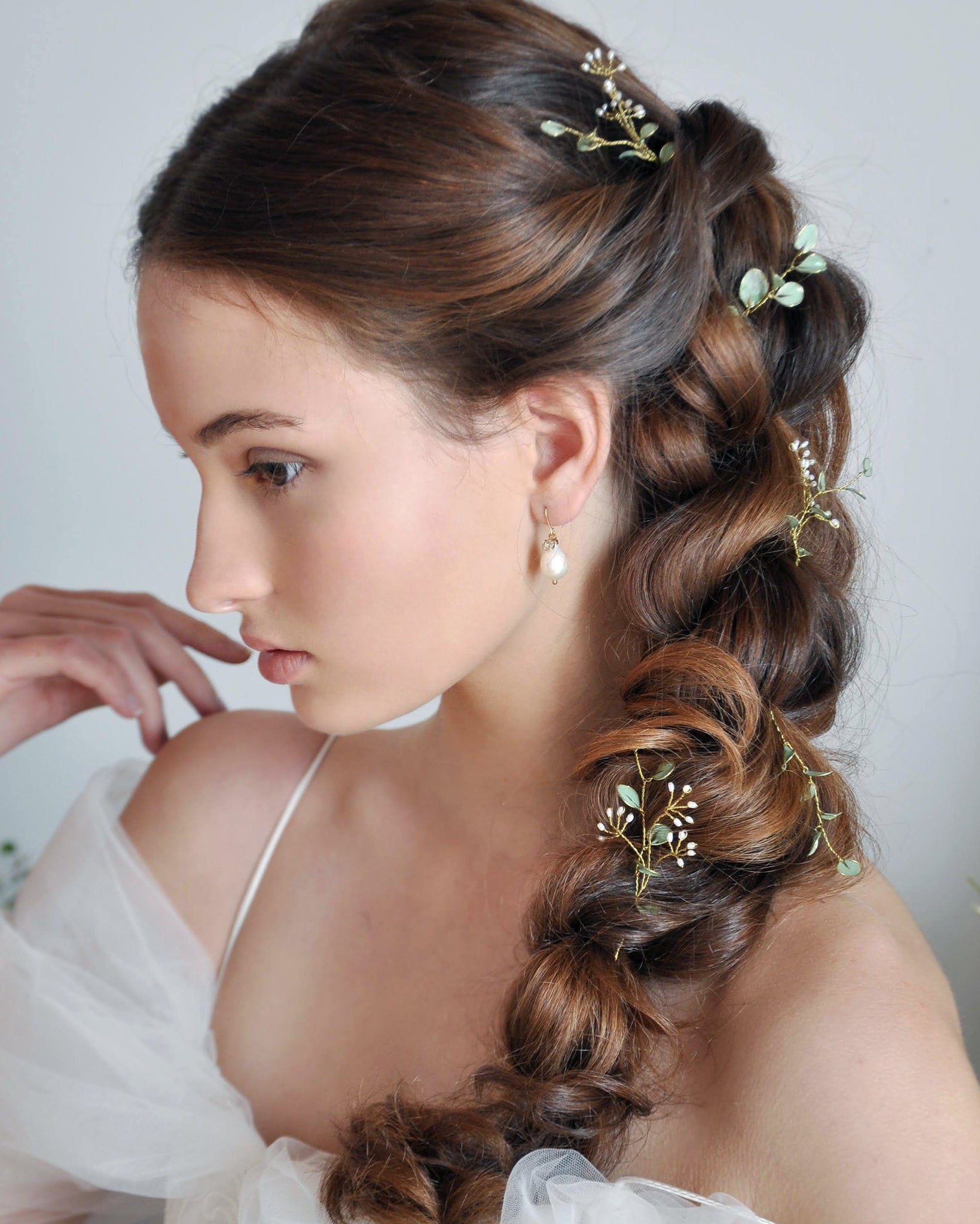 Delicate forcine con foglie d'eucalipto, perfette per un'acconciatura romantica.