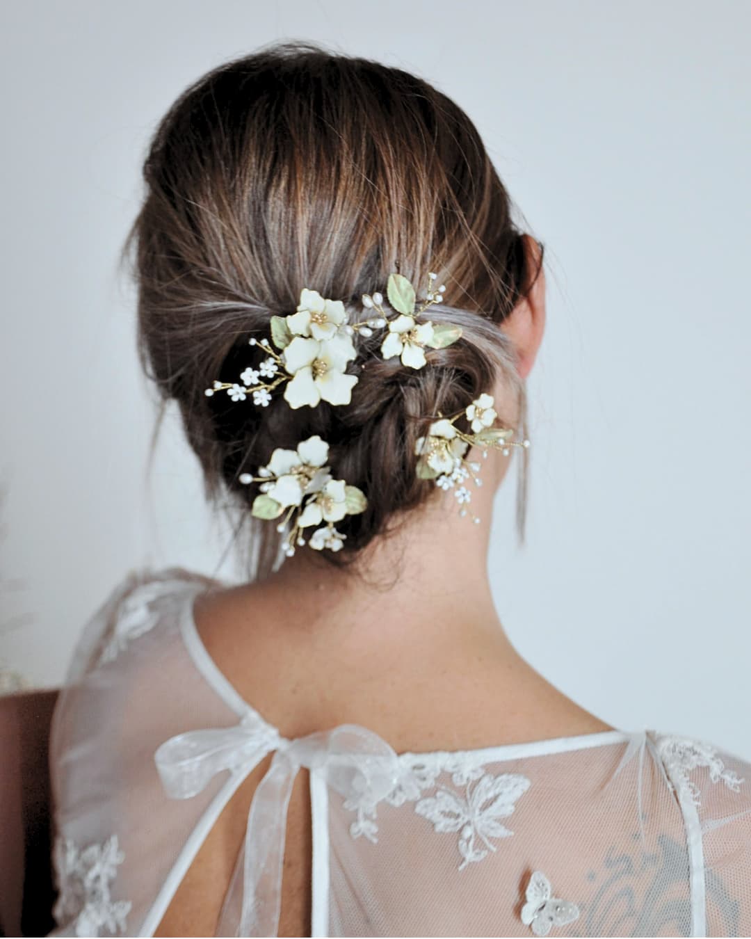 Forcine Fiori di Melo posizionate tra i capelli di una sposa bohemian, creando un effetto armonioso e poetico.