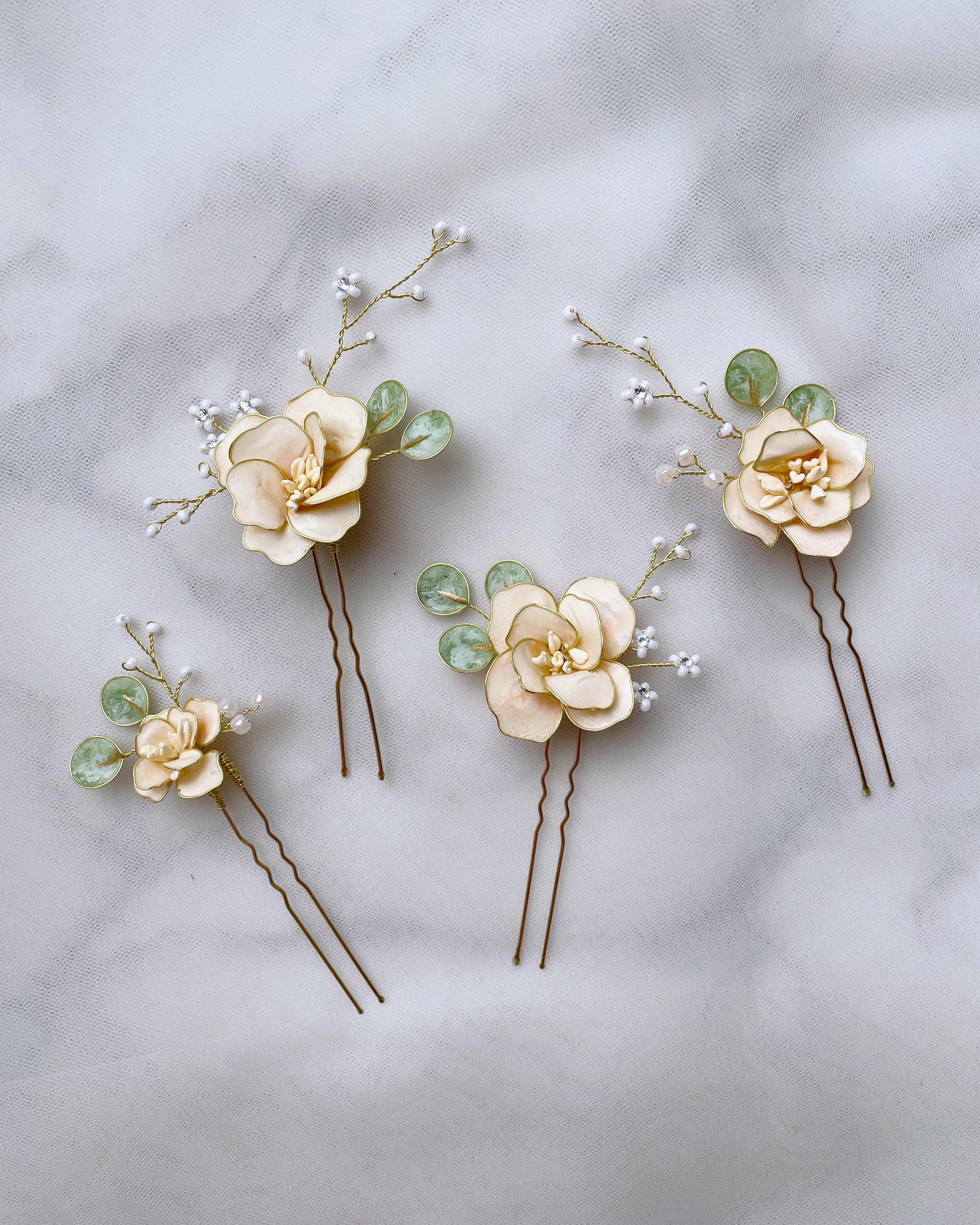 Forcine con peonie per acconciatura raccolta da sposa e cerimonia