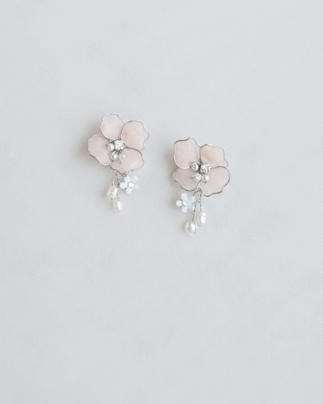 Orecchini da sposa pendenti Sakura con fiori di ciliegio rosa cipria e argento per una tocco elegante ai lobi