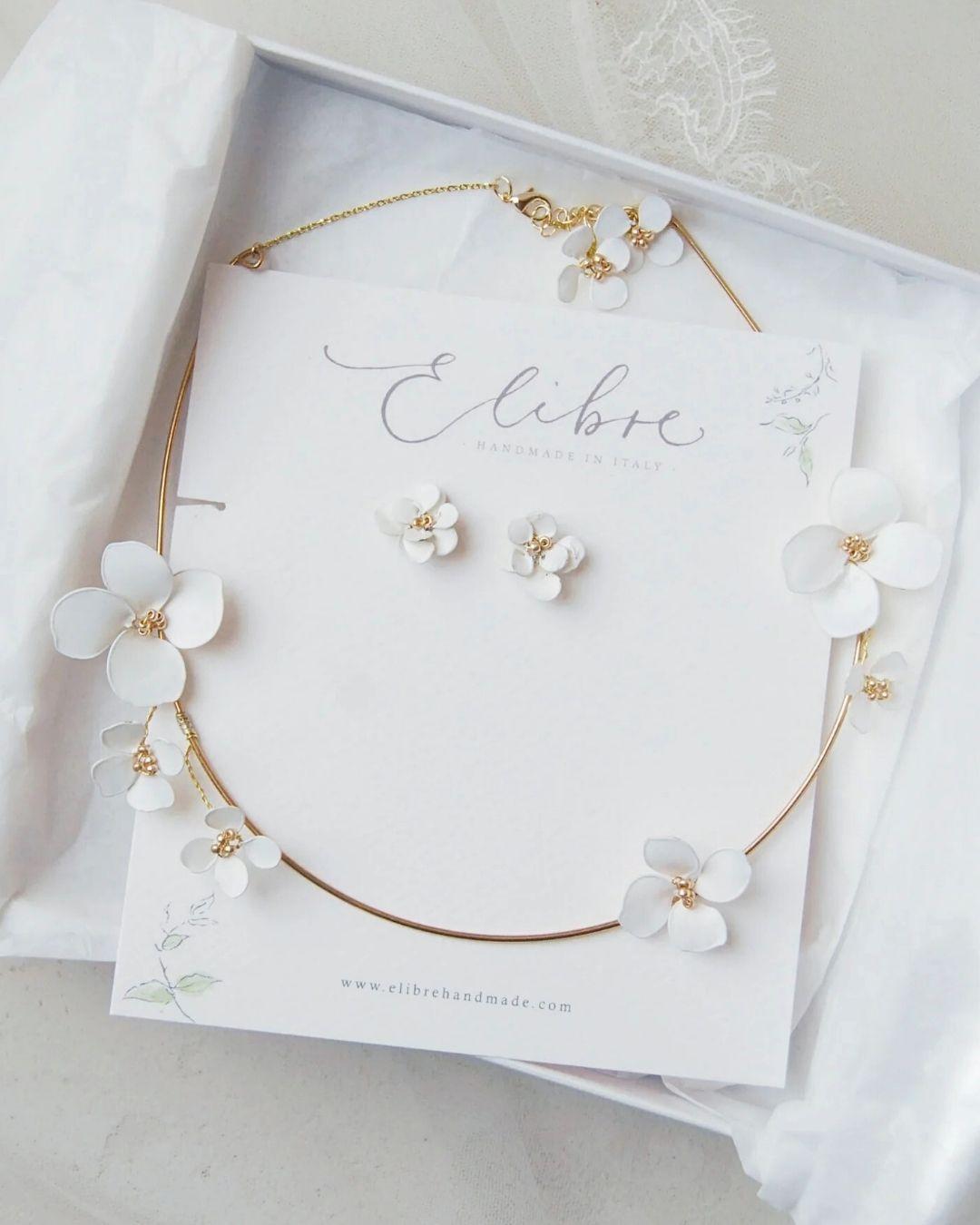 Parure da sposa con girocollo rigido di fiori bianchi e orecchini lobo