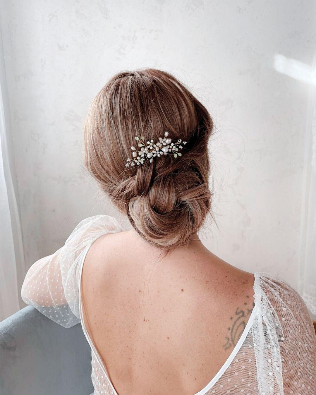 Pettine gioiello per acconciatura sposa con micro-foglioline verdi e dettagli botanici in stile giardino segreto.