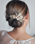 Un pettinino elegante con fiori di ciliegio rosa cipria, perfetto per una sposa romantica.