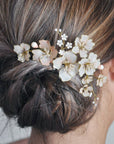 Accessorio sofisticato con fiori rosa cipria, perfetto per valorizzare lo stile della sposa.