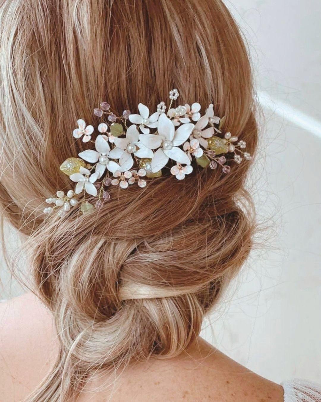 Dettaglio dei fiori bianchi e degli elementi gialli del pettinino indossato sui capelli raccolti