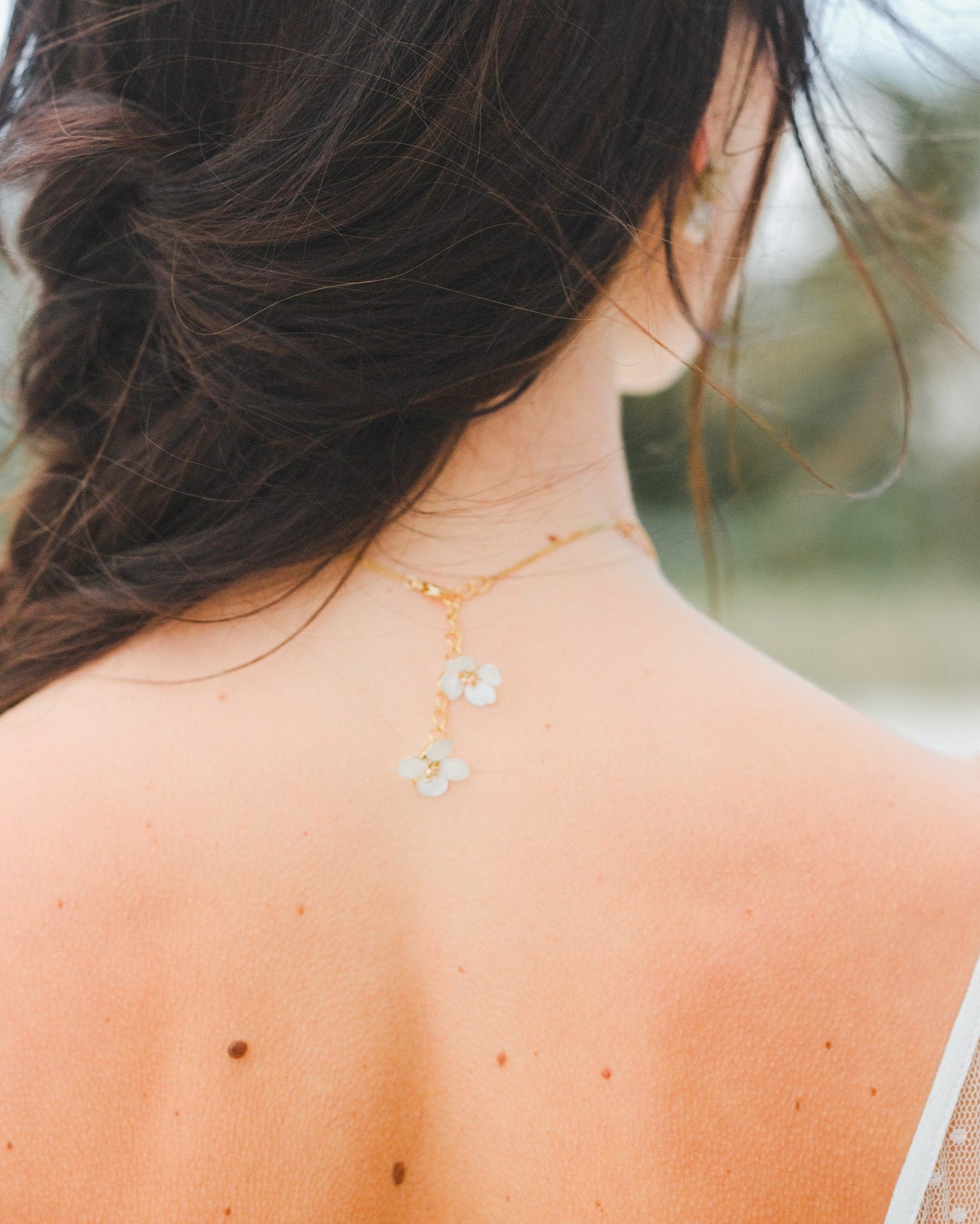 Set di gioielli da sposa con collana e orecchini, fiori bianchi delicati per un matrimonio elegante e senza tempo.