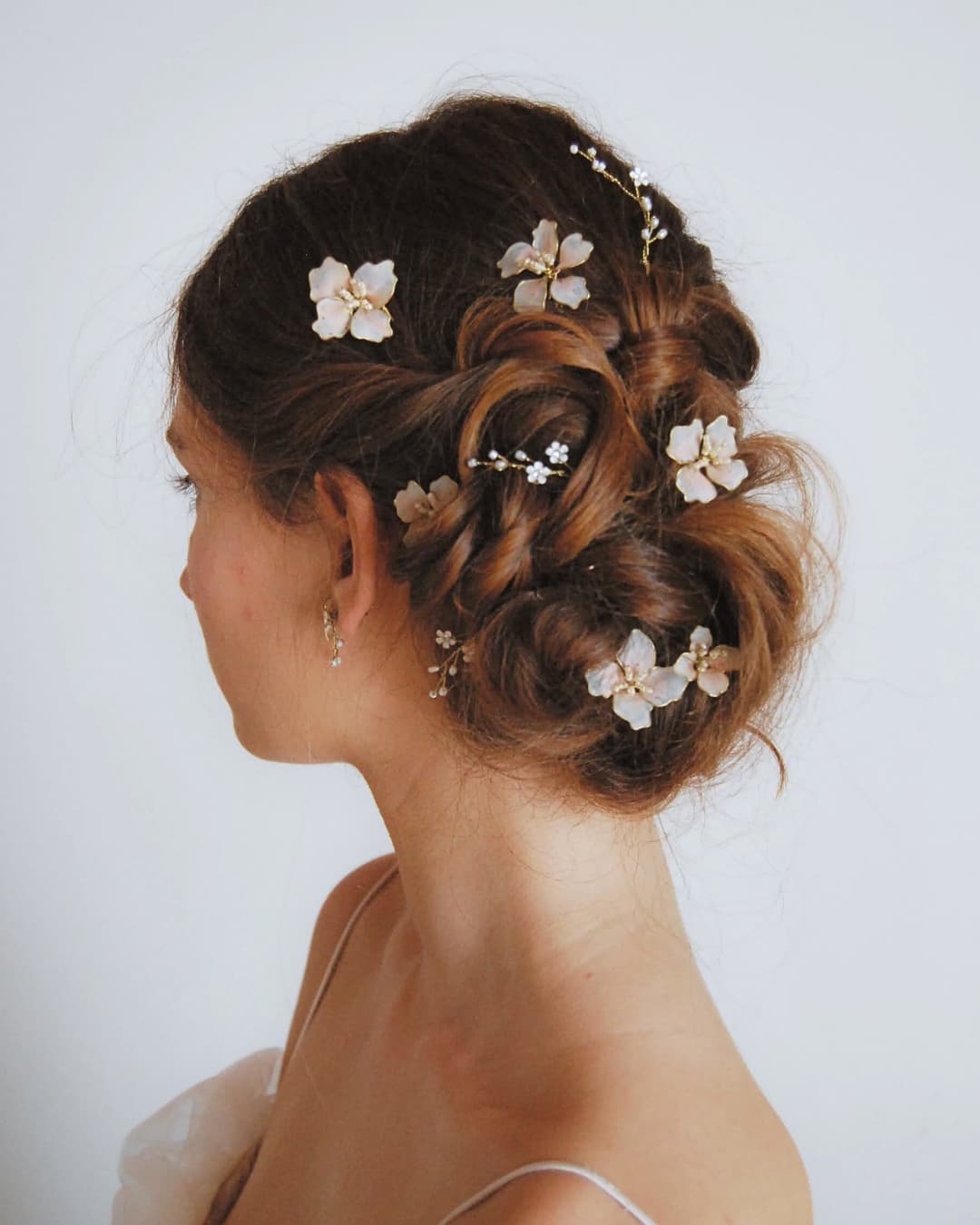 Foto del set completo su sfondo neutro che mostra la varietà di dimensioni e dettagli dei fiori.