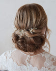 Accessori moderni con cristalli iridescenti, ideali per raccolti eleganti da sposa.