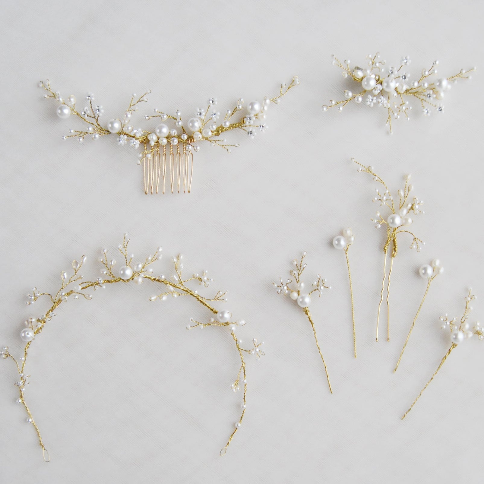 Accessori per capelli da sposa Elibre con dettagli di perle per creare armonia nello stile.
