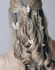 Farfalle leggere per capelli, ideali per acconciature morbide e romantiche.