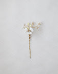 Forcine in pizzo bianco per arricchire chignon e raccolti morbidi da sposa.