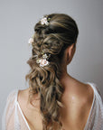 Accessori floreali con rose delicate, perfetti per valorizzare la femminilità.