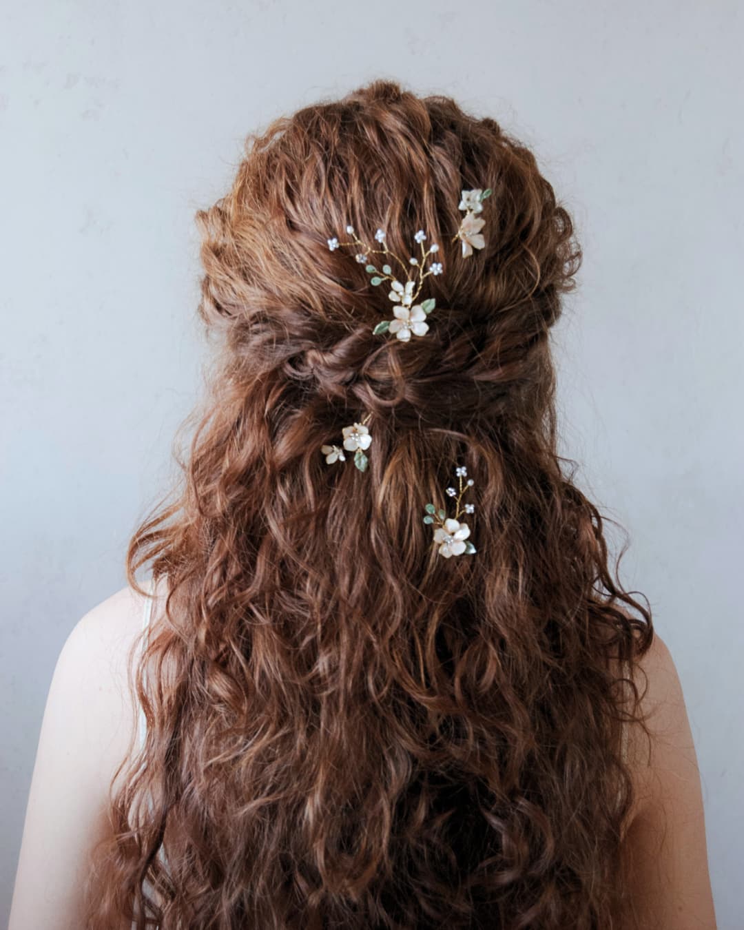 Forcine sposa artigianali realizzate in Italia con rami flessibili e foglie verdi per uno stile unico.