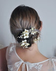 Forcine romantiche con fiori di melo, perfette per un look nuziale armonioso.