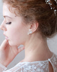 Eleganti orecchini da sposa con piccoli fiori satinati, perfetti per completare il tuo look nuziale.