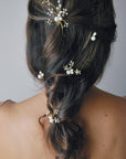 Accessori sposa con perle bianche, ideali per chignon e intrecci naturali.