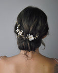 Accessori da sposa romantici con petali rosa cipria per un look delicato e naturale.
