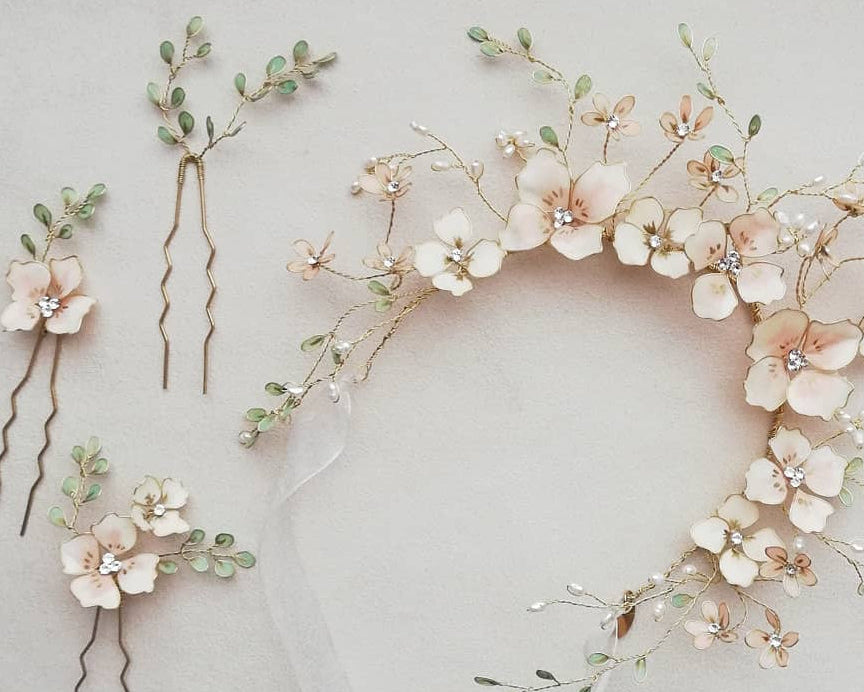 scopri il servizio su misura per realizzare accessori per capelli e gioielli da sposa su misura.