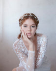 Accessorio elegante per capelli: coroncina di perline con fiocchi madreperlati.