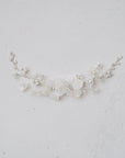 Accessorio per capelli con fiori satinati e cristalli, ideale per cerimonie romantiche.