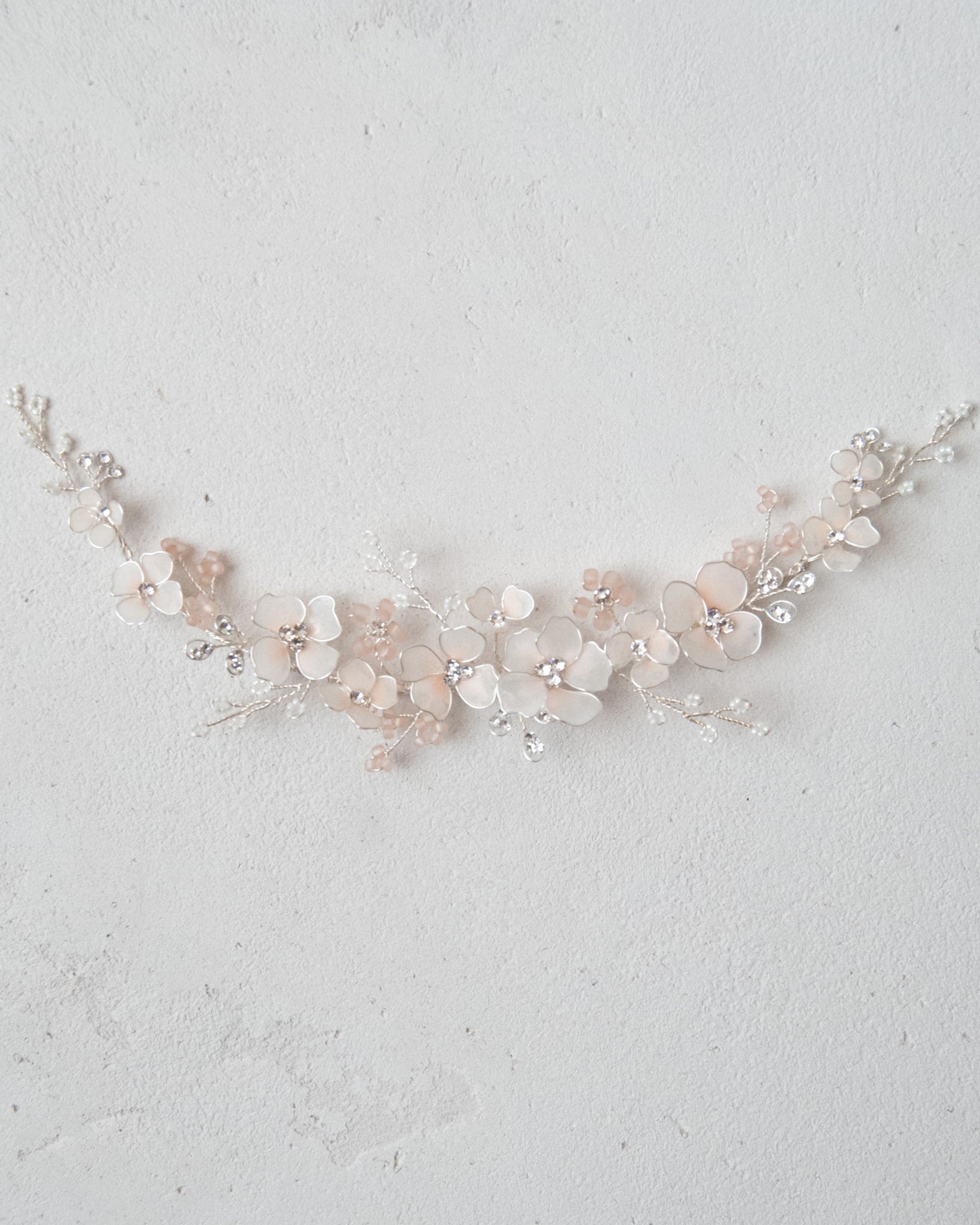 Accessorio per capelli decorato con fiori satinati rosa, perfetto per cerimonie.