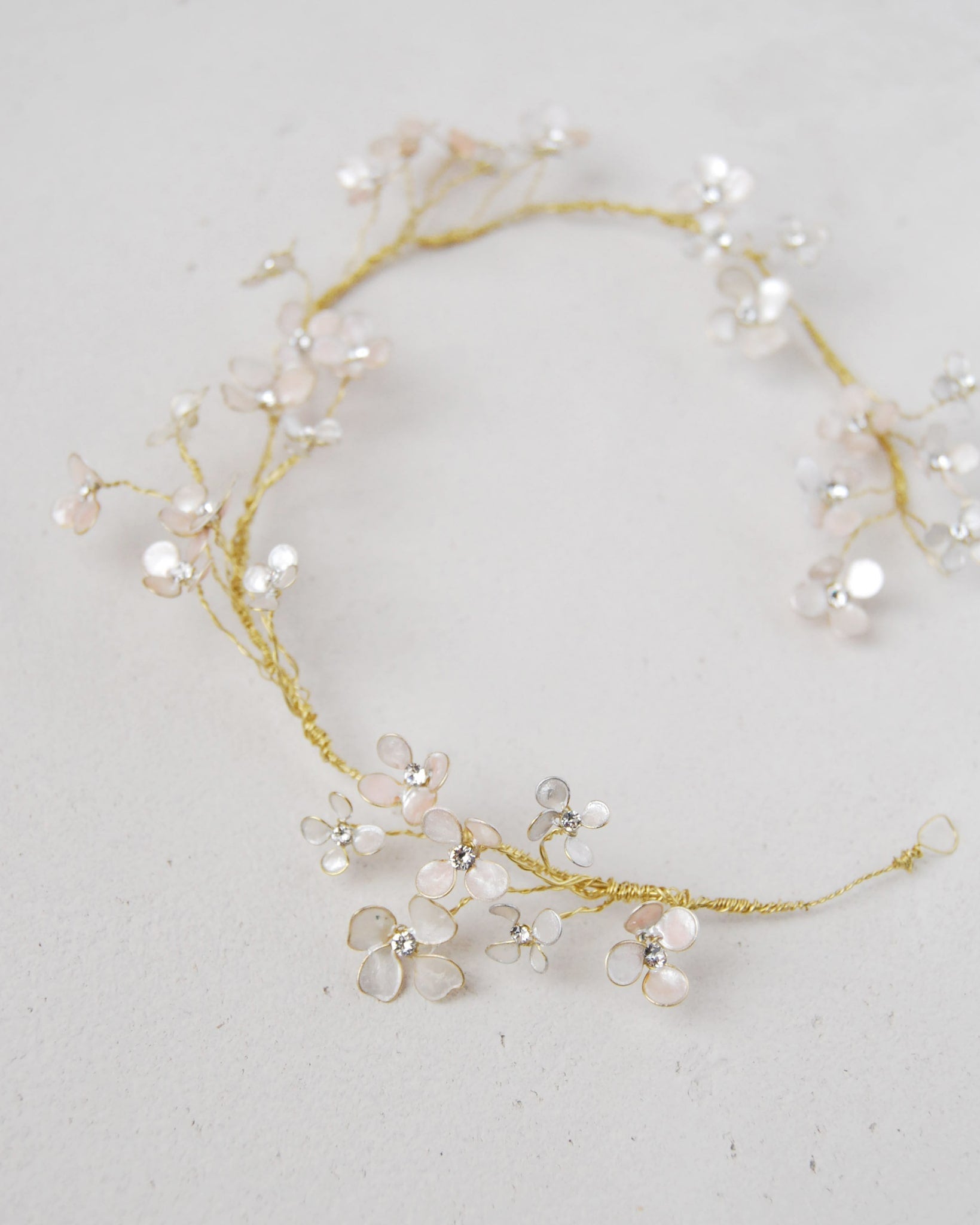 Accessorio per capelli con fiori madreperla, perfetto per look romantici ed eleganti.