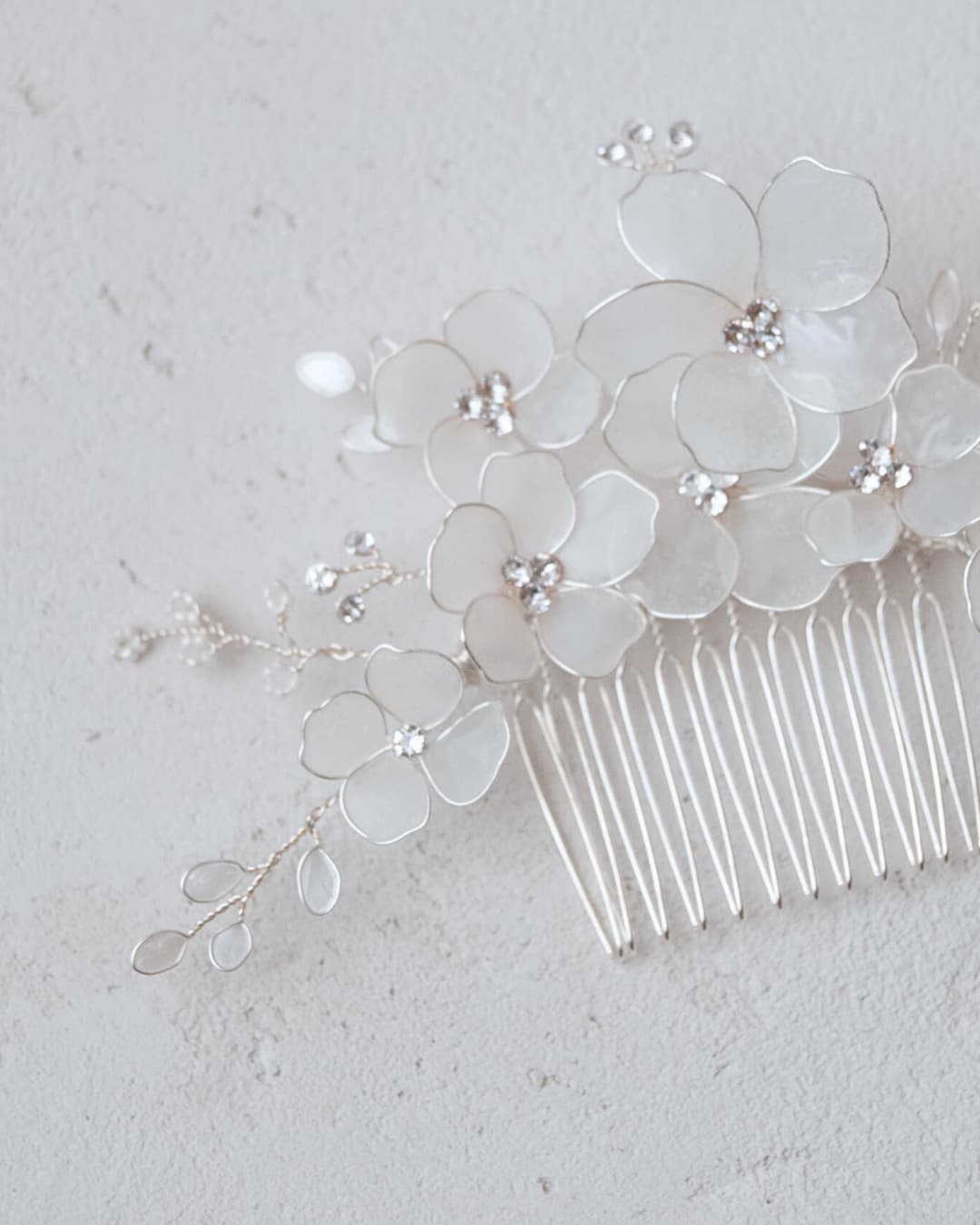 Gioiello per capelli Frostalia Elibre con dettagli in madreperla e finiture oro di prestigio.