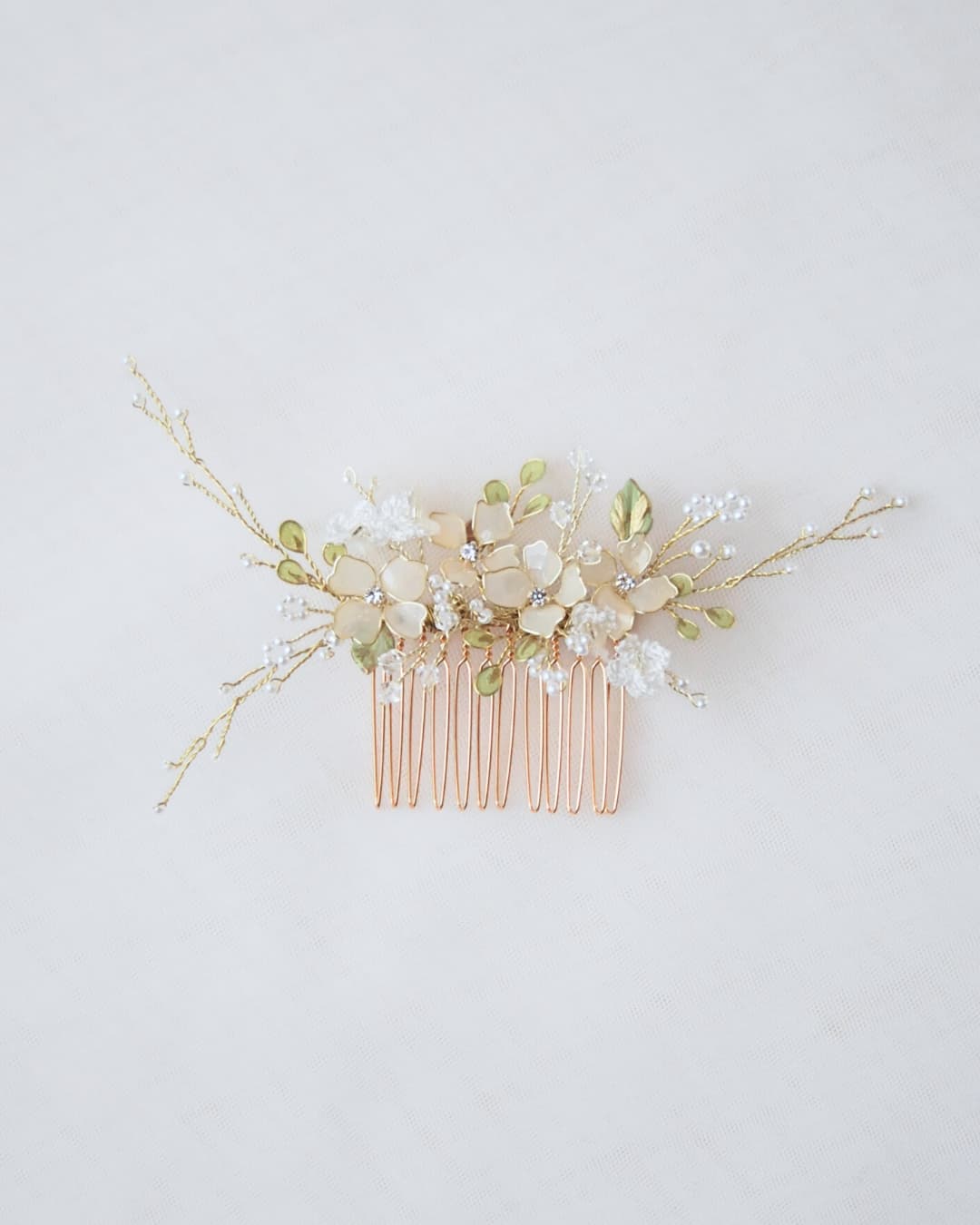 Gioiello per capelli Incanto Elibre, un accessorio etereo e magico per spose d'alta gamma.