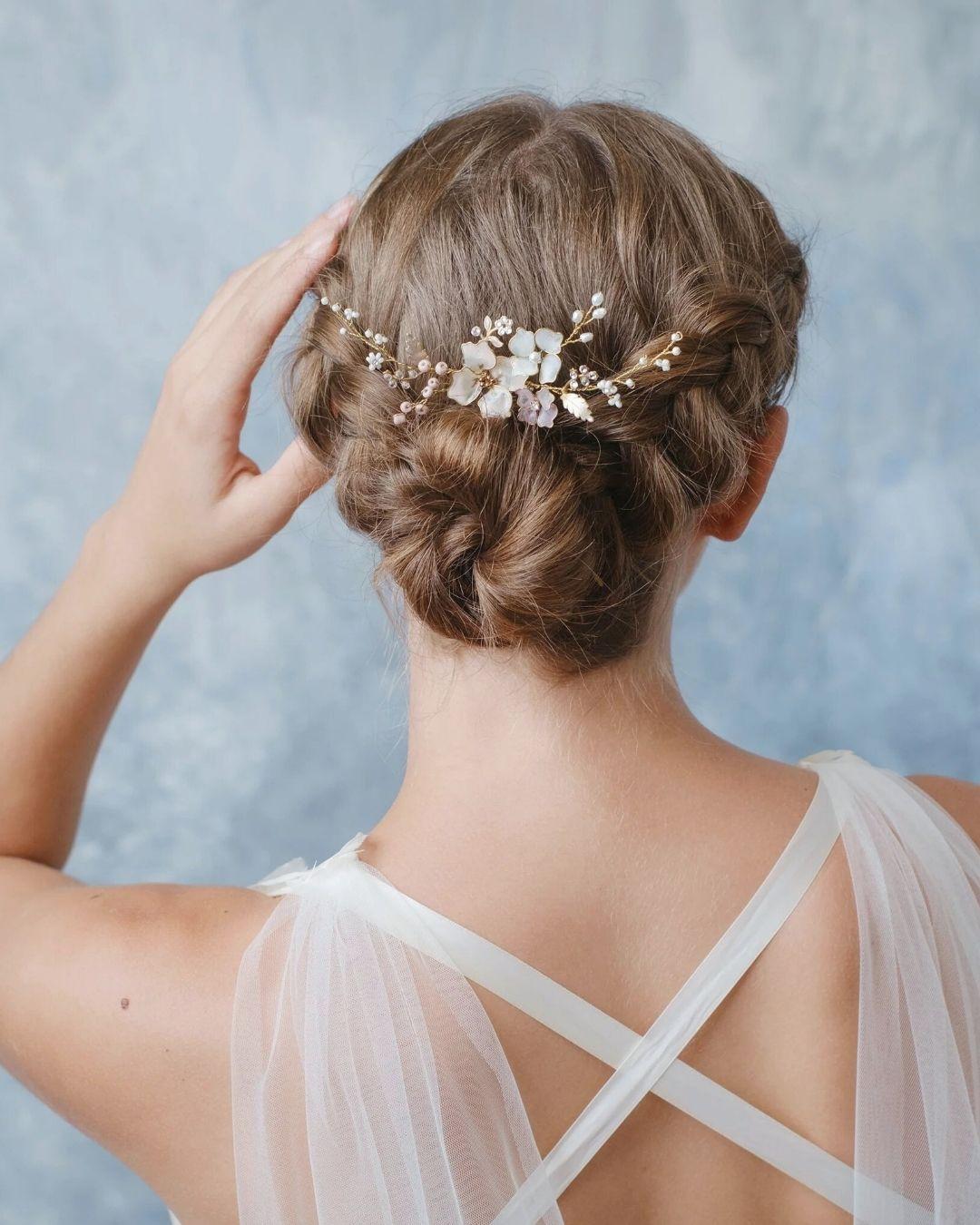 Gioiello per capelli Elibre con fiori malva e lavanda, un accessorio raffinato per acconciature sposa.