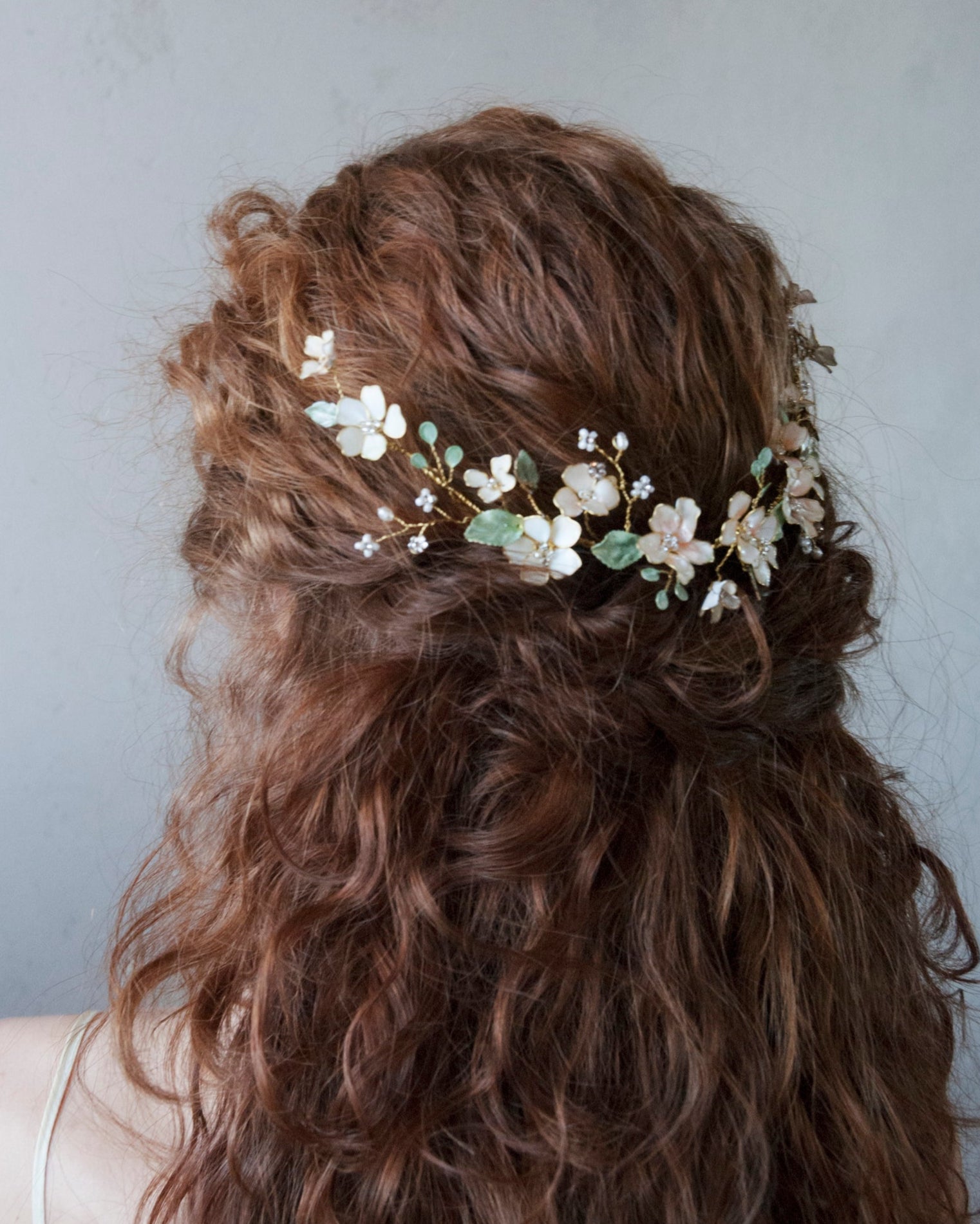 Accessorio capelli da matrimonio Bohemian con foglie e fiori in stile rampicante.