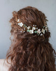 Accessorio capelli da matrimonio Bohemian con foglie e fiori in stile rampicante.