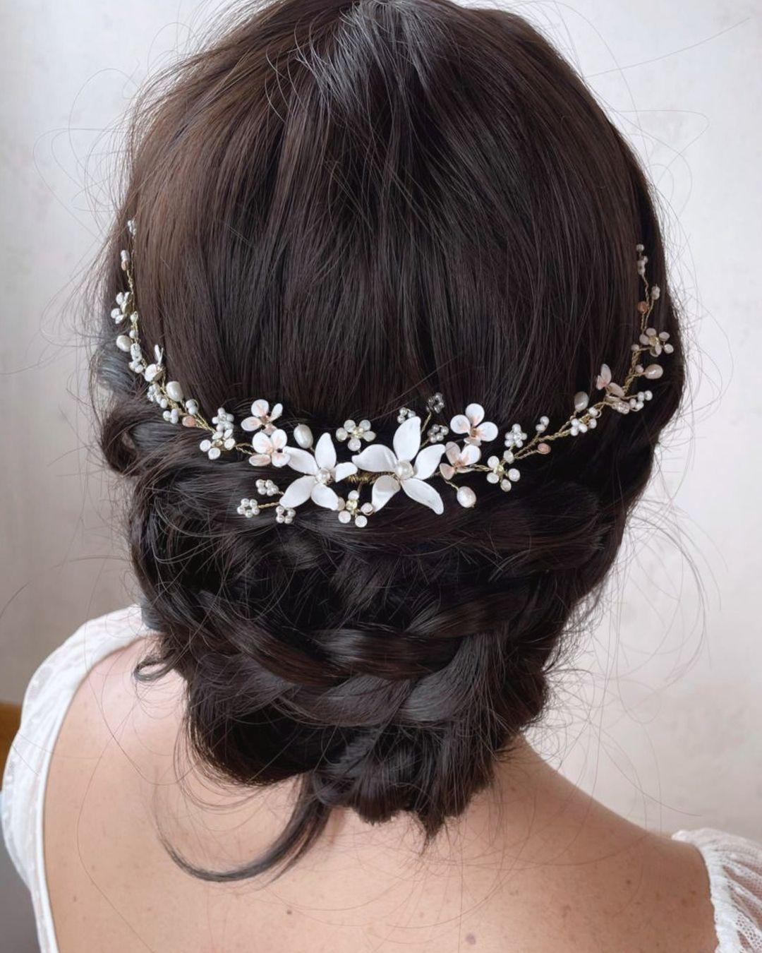 Accessorio per capelli da sposa Neroli piegato per mostrare la struttura modellabile e flessibile.
