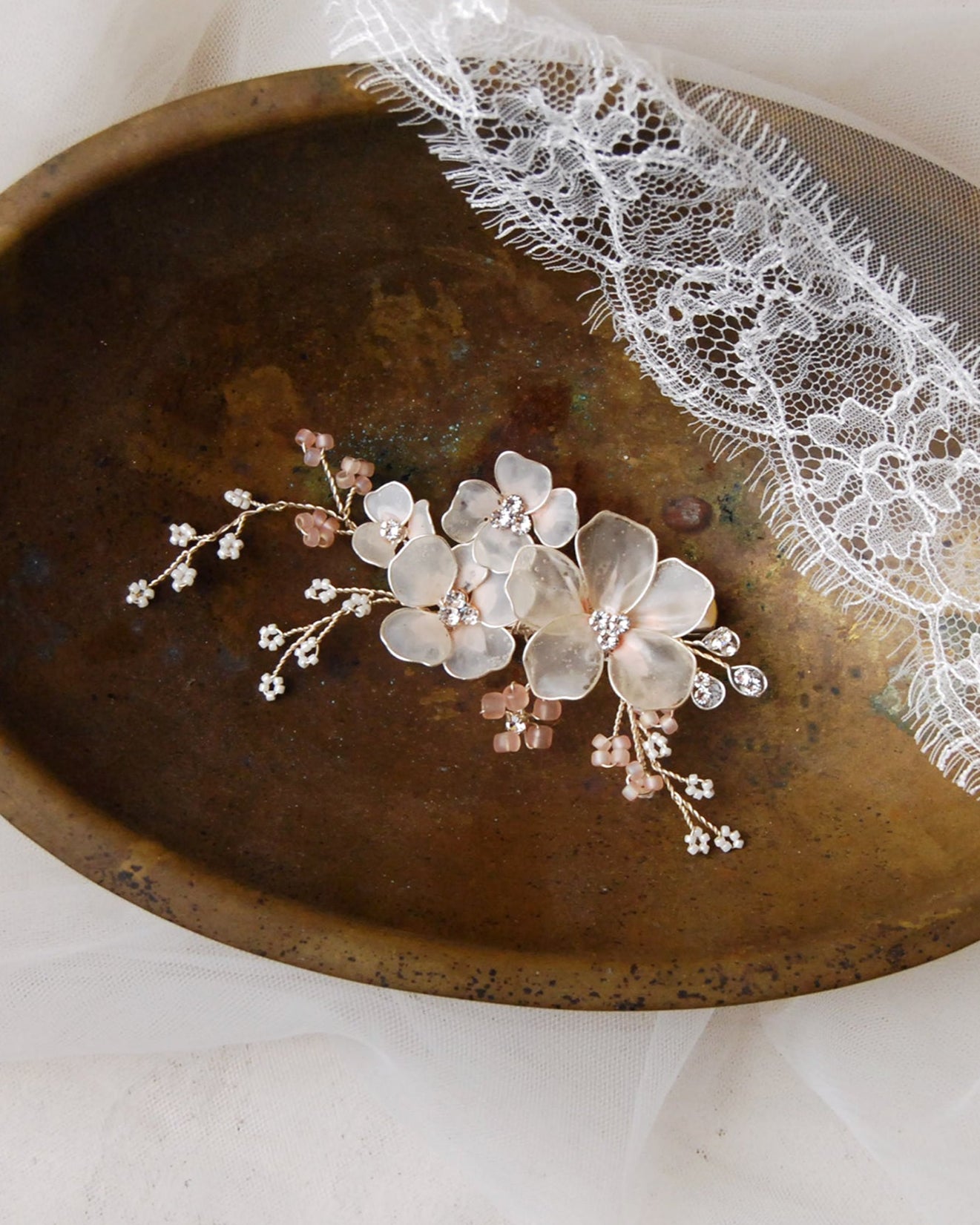 Molletta con fiori satinati rosa e cristalli Swarovski, perfetta per un look da sposa raffinato.