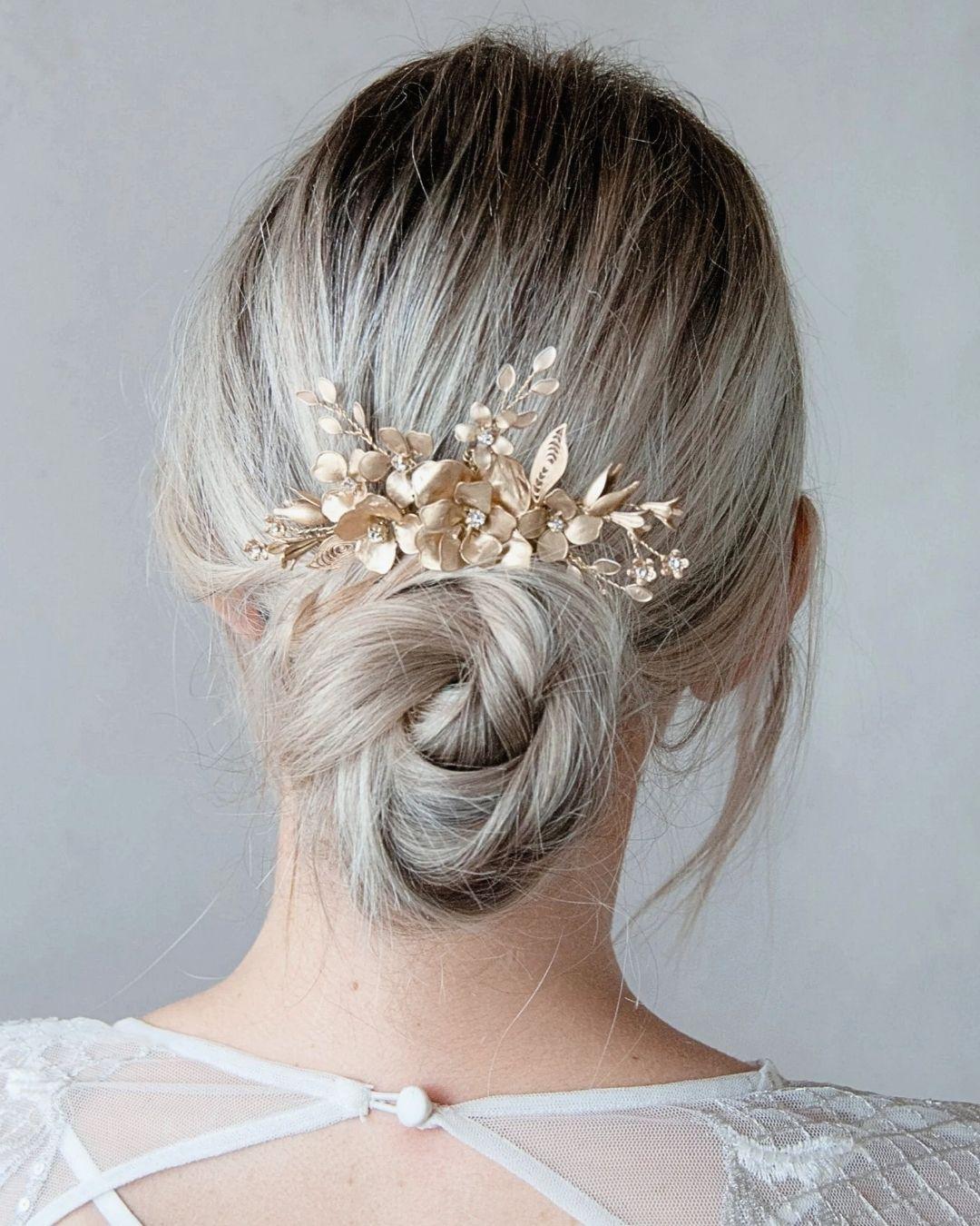 Gioiello per capelli Aurum Elibre, un accessorio regale e splendente per acconciature nuziali d'élite.