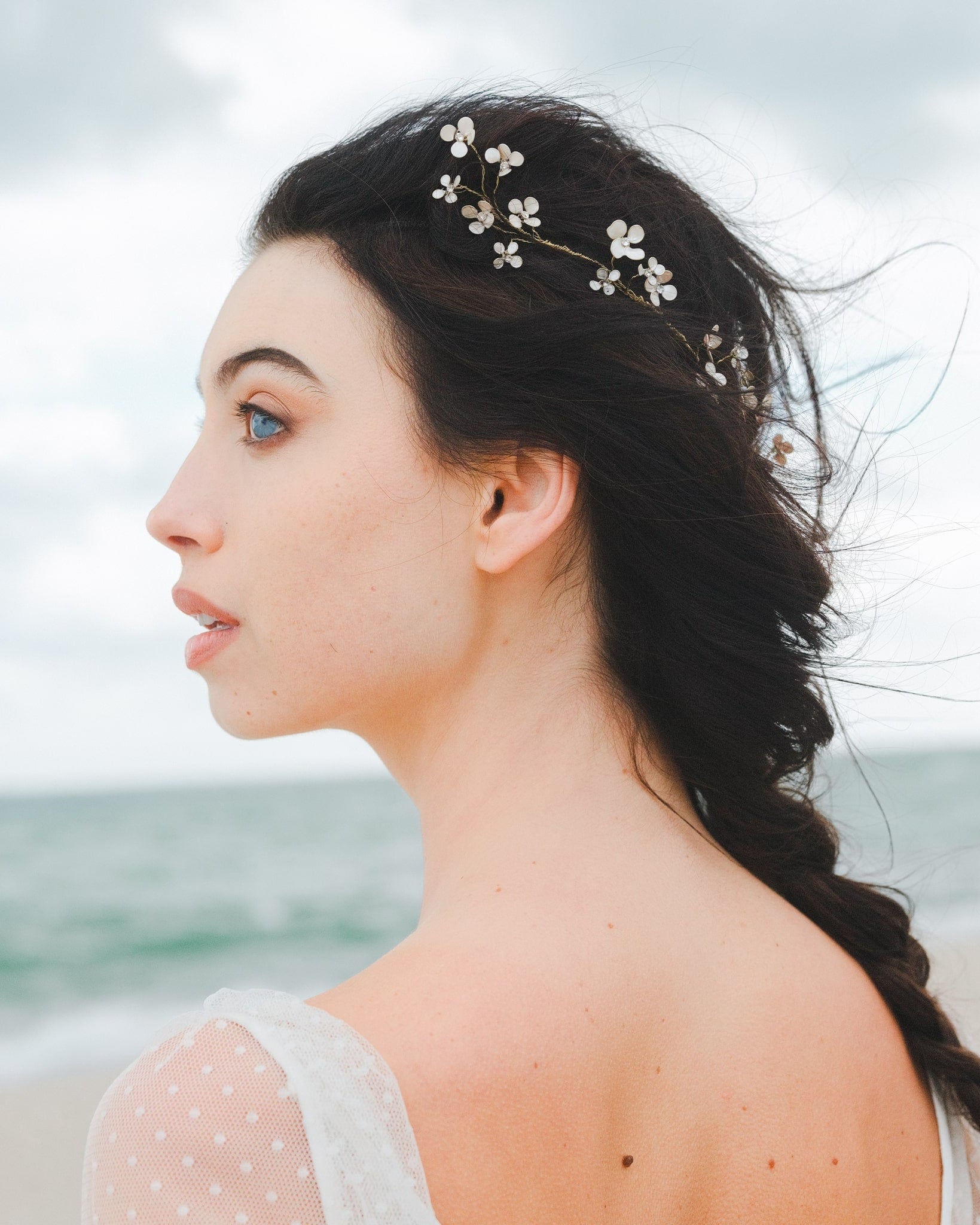 Accessorio per capelli con fiori madreperla, perfetto per un look da sposa sofisticato.